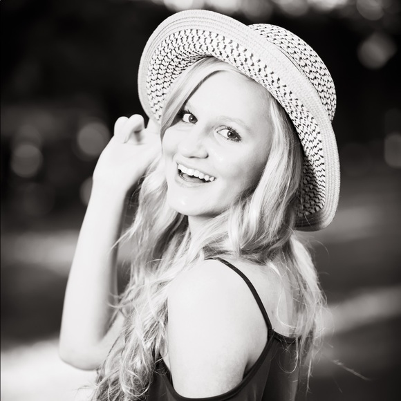 Meet your Posher, Kenzie - Picture 1 of 1